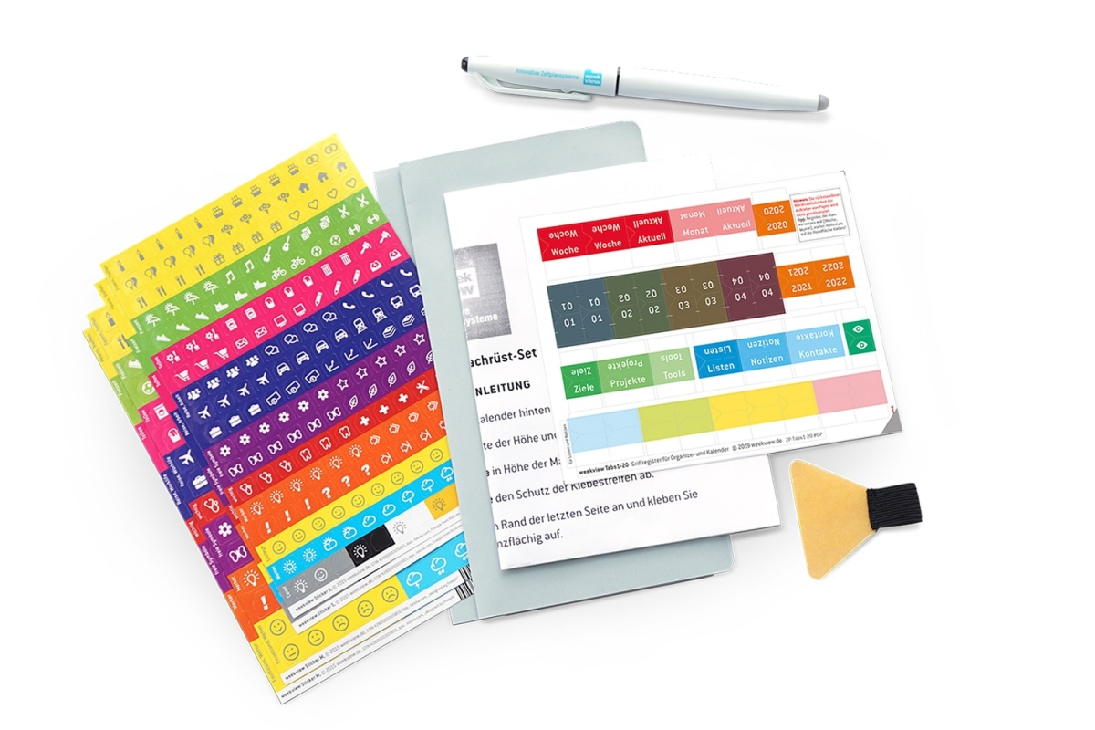 weekview compact Premium Nachr&uuml;st-Set ausgepackt: Sticker-B&ouml;gen, Anleitung, Griffregister, Froschtasche, Stiftschlaufe und FriXion-Stift