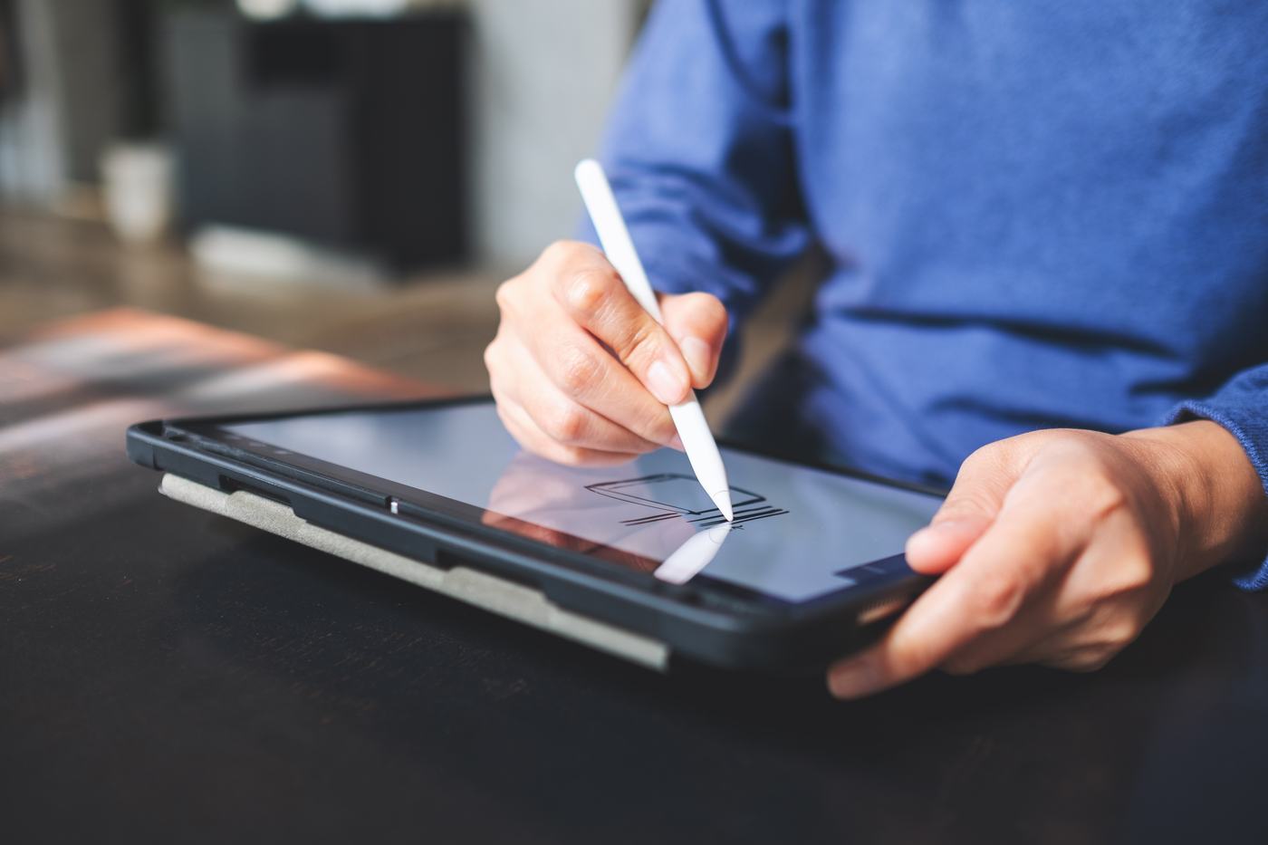 Digitale Wochenplanung mit Stift auf dem Tablet