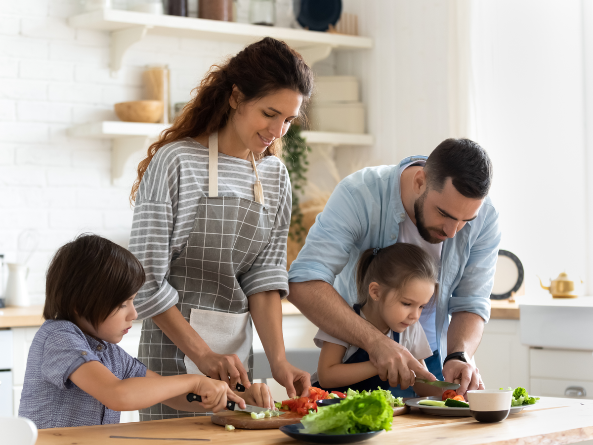 Familie bereitet gemeinsam das Essen in der Küche zu