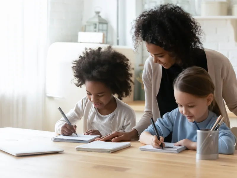 Familie plant gemeinsam am Küchentisch