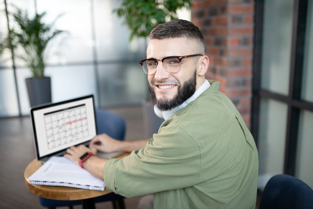 Frau plant Termine im Büro