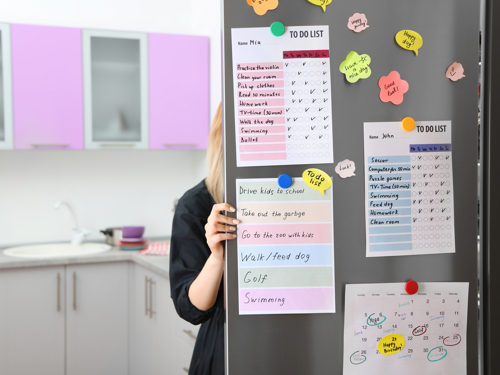 Kalender und Listen hängen am Kühlschrank