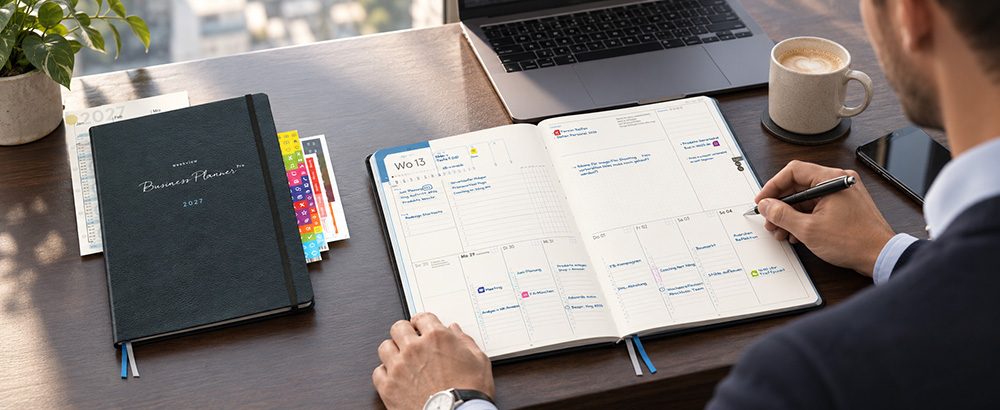 Business Planner Pro A4 2027 im Einsatz: Cover und geöffnete Wochenansicht